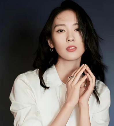 别再信什么独立女性神话了。童瑶2013年被拍到在丽思卡尔顿和54岁的王冉喝咖啡