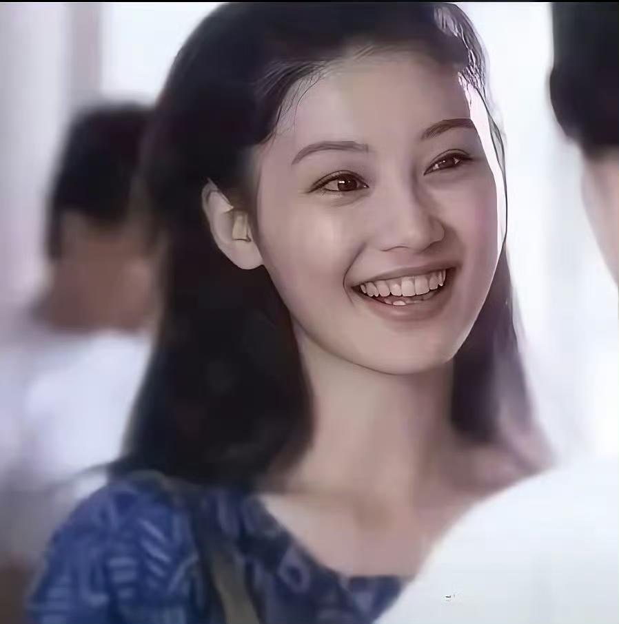 一个人可以说谎，但脸是骗不了人的。​年轻时的徐帆多漂亮，青春明媚，笑的时候眼睛