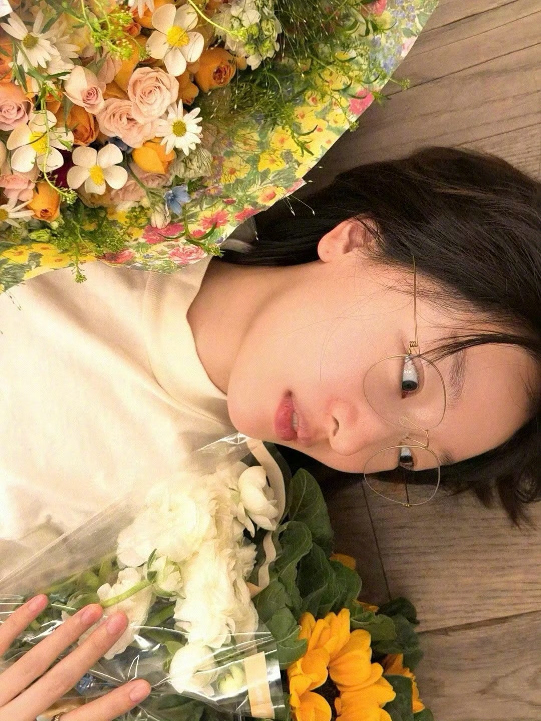 周冬雨28号以春天花花结束周冬雨和粉丝送的花合影啊啊啊谁懂这一组的含金量！周冬