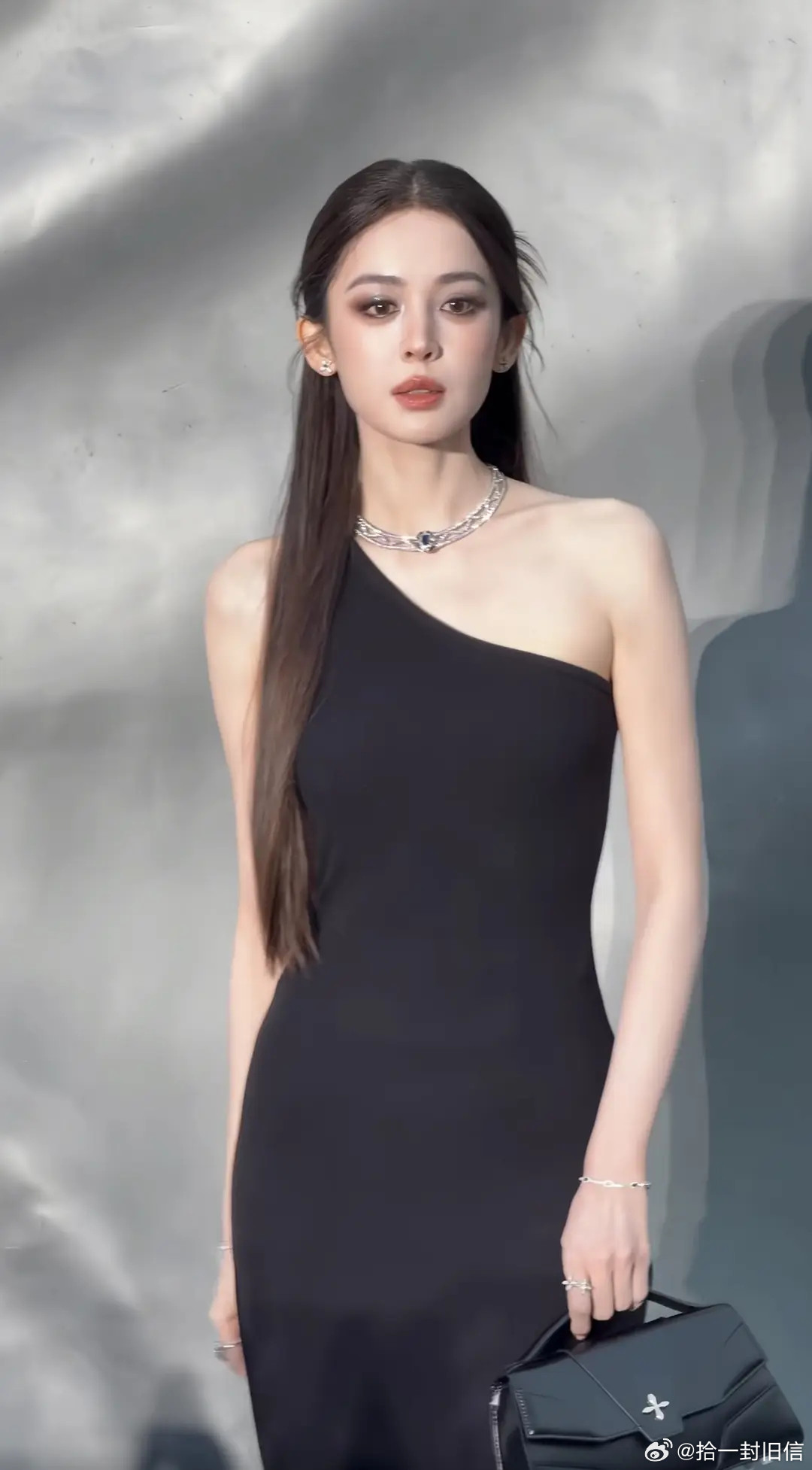 同一天活动的迪丽热巴和古力娜扎，谁的状态更好？