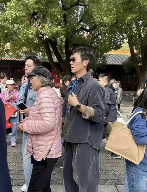 我怀疑碰见了明星，但是一时半会又喊不出他的名字，谁懂啊​​​