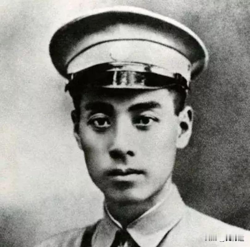 1927年4月，周恩来被捕。谁料，审讯他的人，竟是他的学生。他凑近周恩来，轻声说