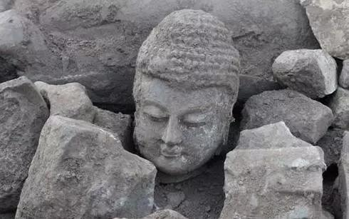 公元845年，唐武宗展开“灭佛运动”，拆毁4600多座寺院，勒令26.5万僧尼还