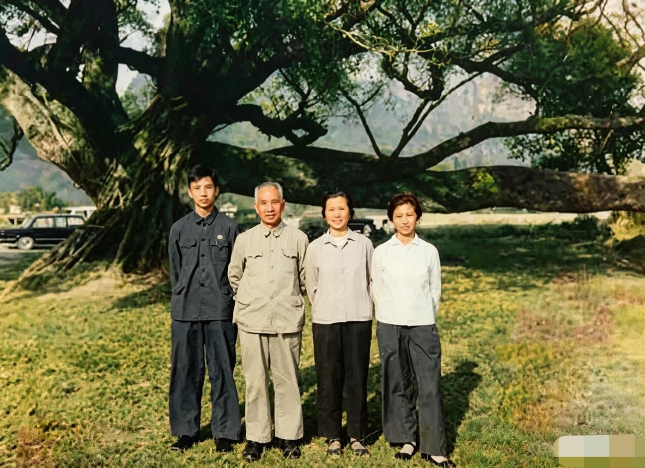 1974年，粟裕大将一家在广西阳朔留下合影。同行的有妻子楚青、次子粟寒生、女儿粟