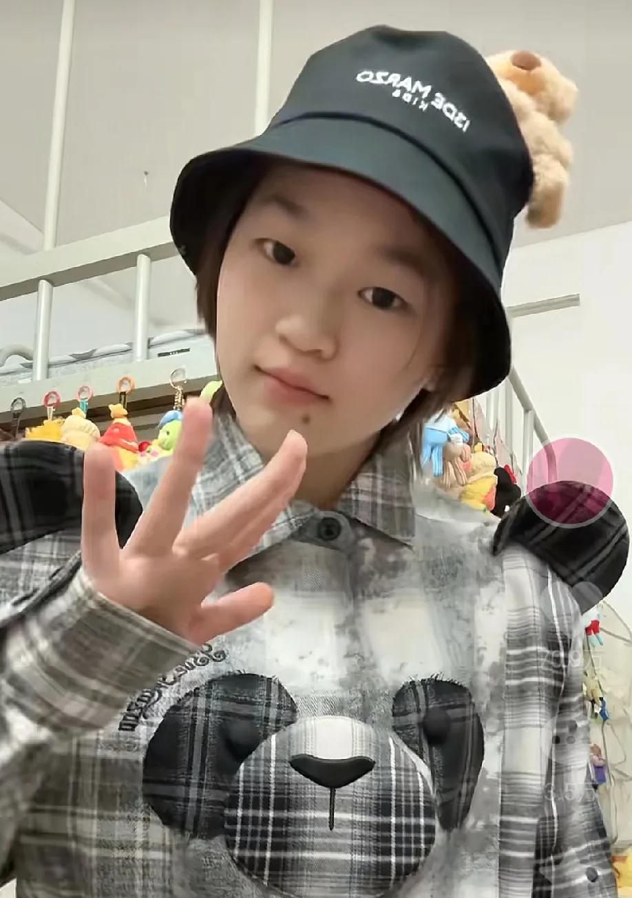 全红婵一个手势舞视频，4小时点赞70多万，评论近4万。全红婵是聪明，手势舞做的