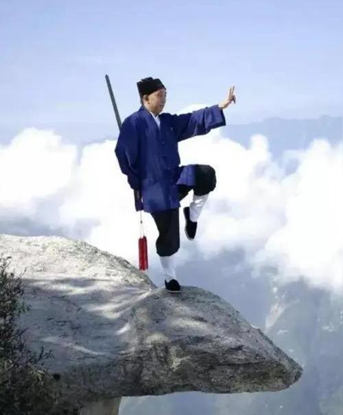 都说麻将桌上看人品,其实更能看智慧。真正的高手,赢牌不靠运气,靠的是算计和布局。