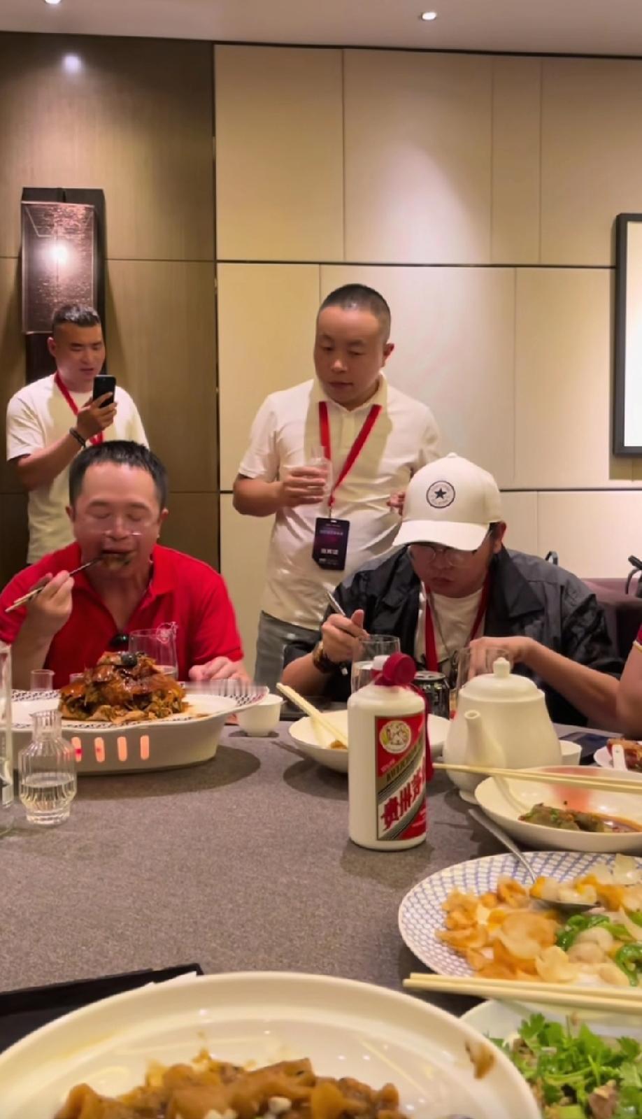 360老板周鸿祎在一个酒席上，全然不顾后面站着的这位帅哥几次三番向他敬酒，净顾着