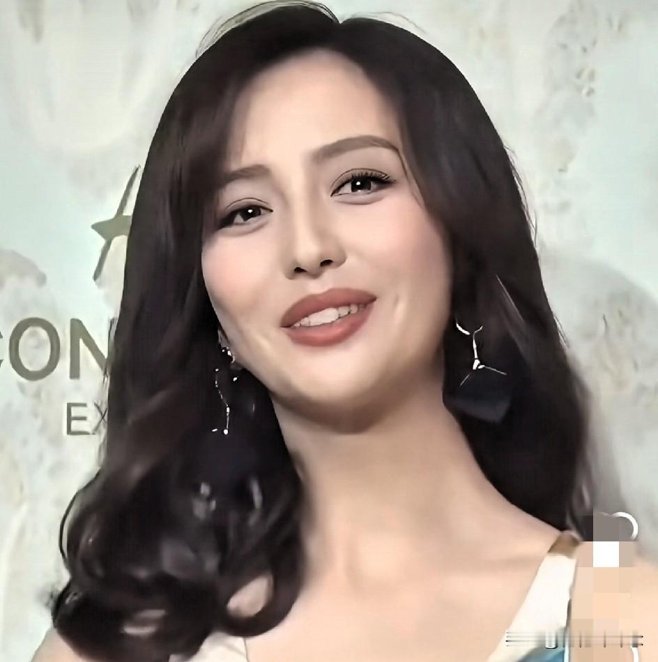 你们知道吗？我终于终于是想明白了！​佟丽娅的私生活到底乱不乱？从她的状态来看