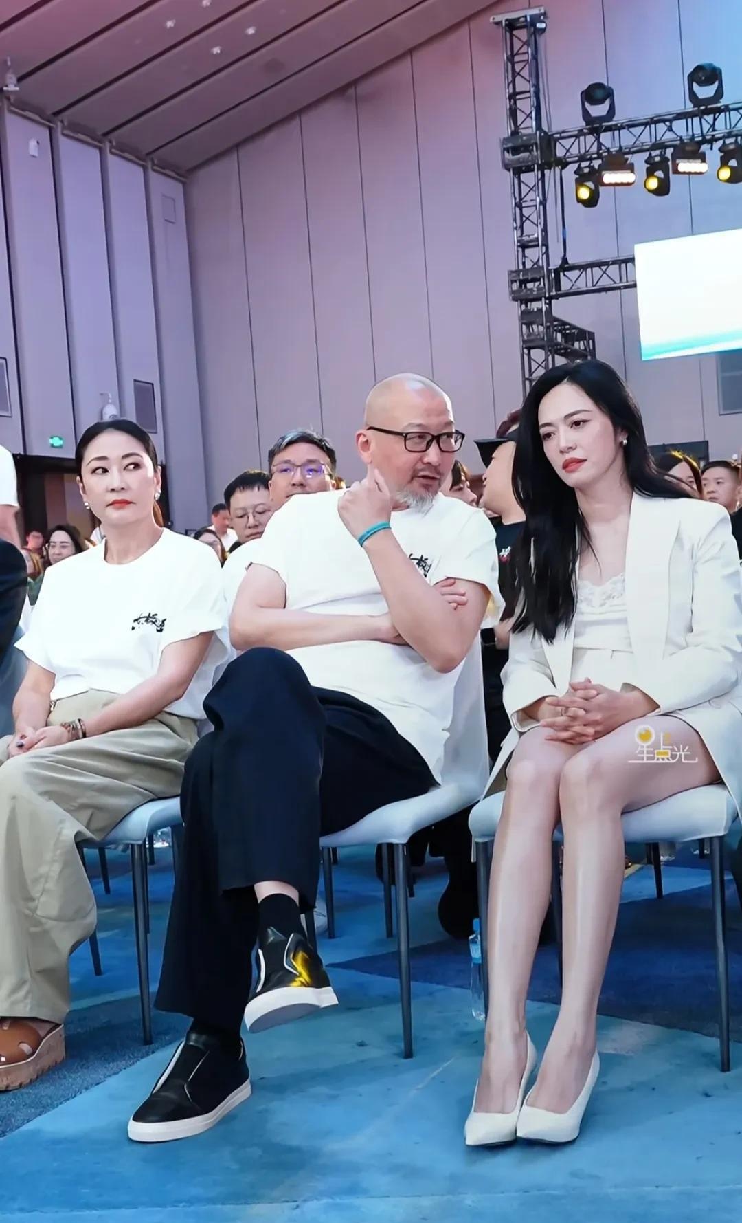 当女人难，当导演的女人更难，不信你瞧瞧梁静。在戛纳影展上，梁静，管虎，姚晨并排