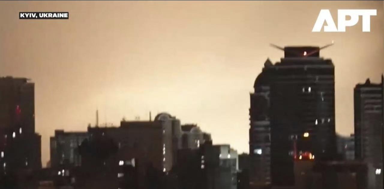 当地时间昨夜到今天凌晨，俄军对乌克兰继续发动大规模导弹攻击，总共发射导弹58枚，