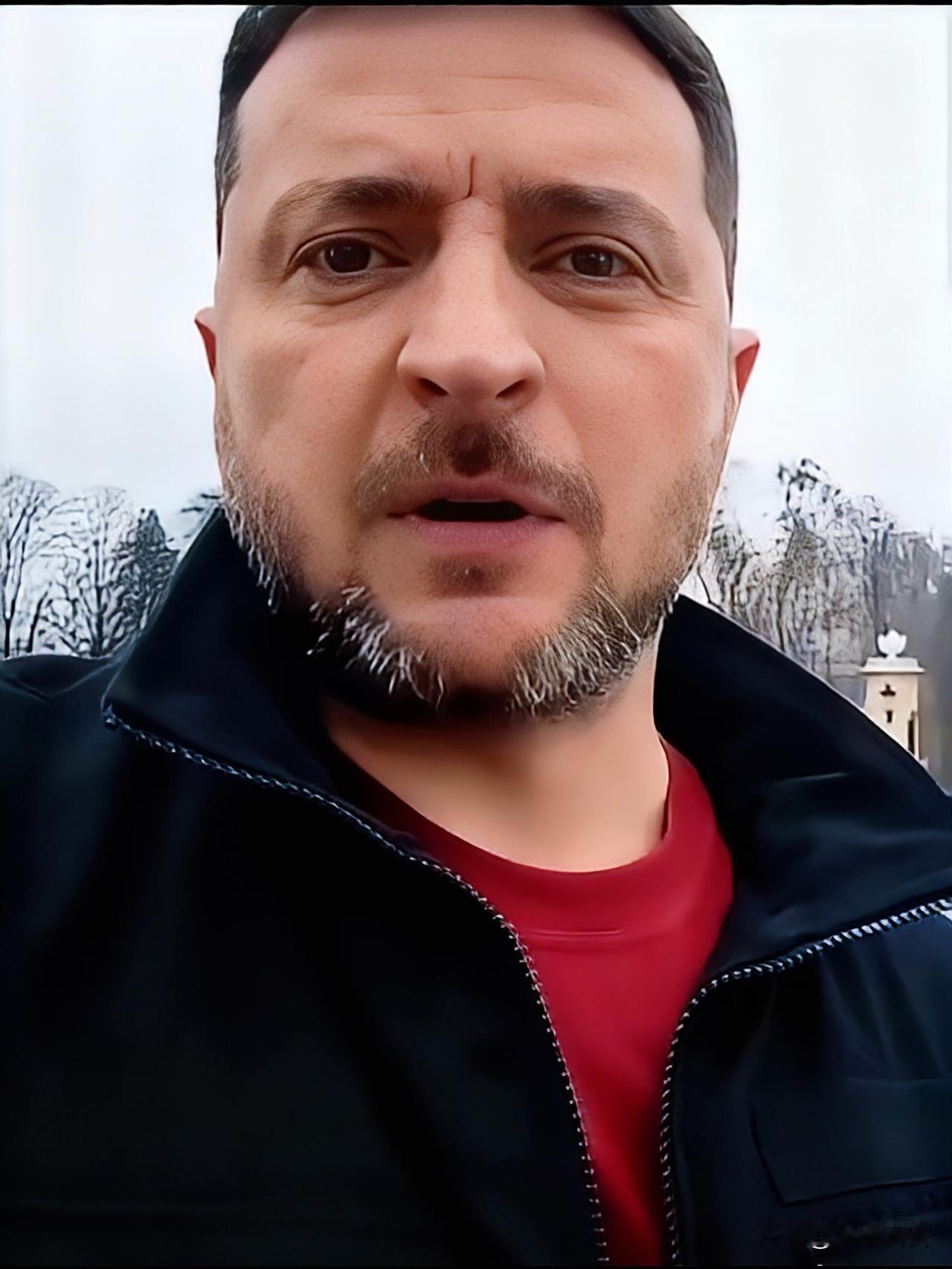 乌克兰空降部队日的这一天，泽连斯基收到了前线战士们送来的节日服装。看着这身服