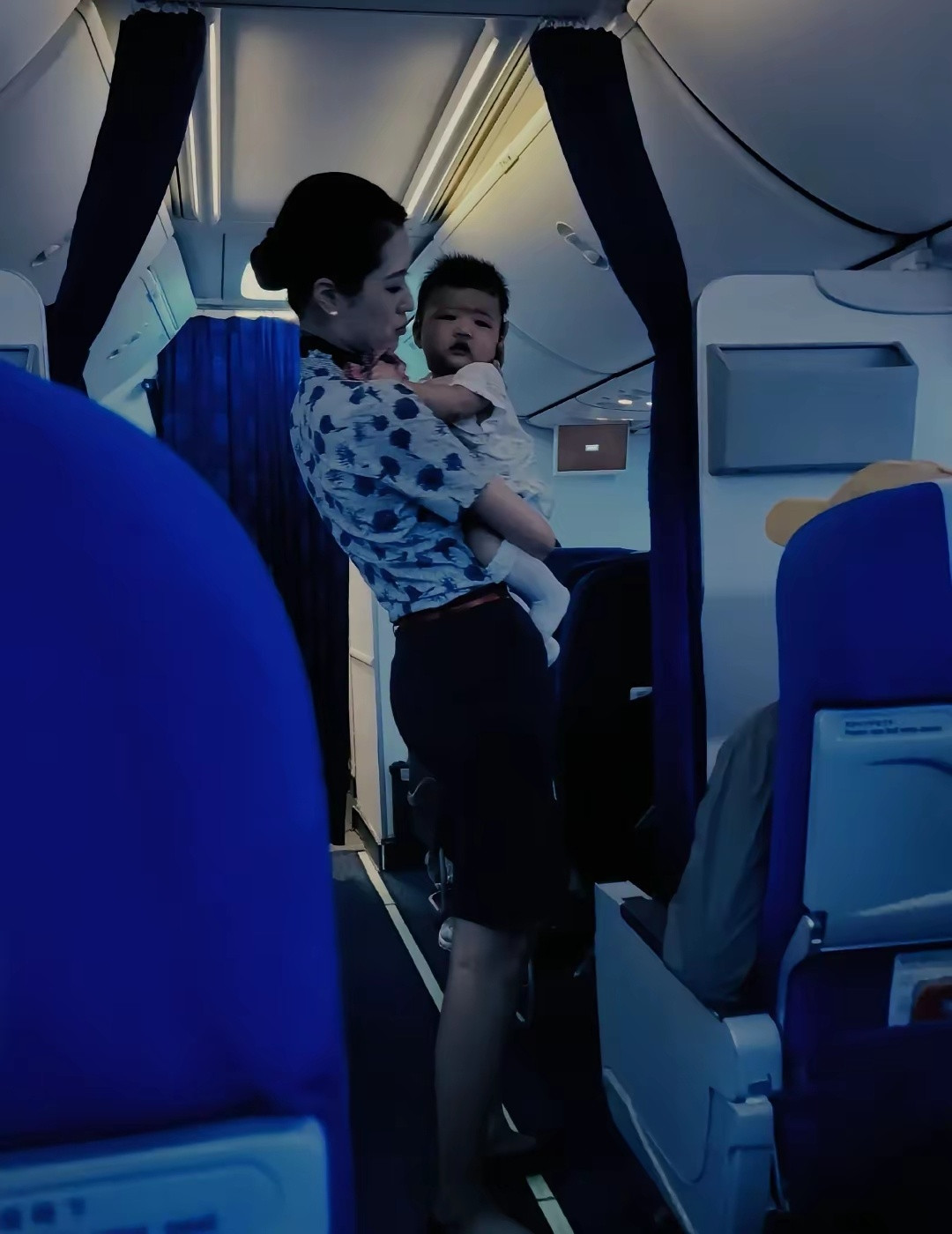 26年8月15日，MU5201航班，上海飞柳州，一名乘客独自带着一个婴儿乘机，孩