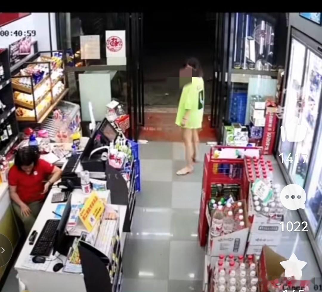 女子逛街时突然内急，到超市寻求厕所，店老板告知这里没有厕所后，女子随后离开。不一