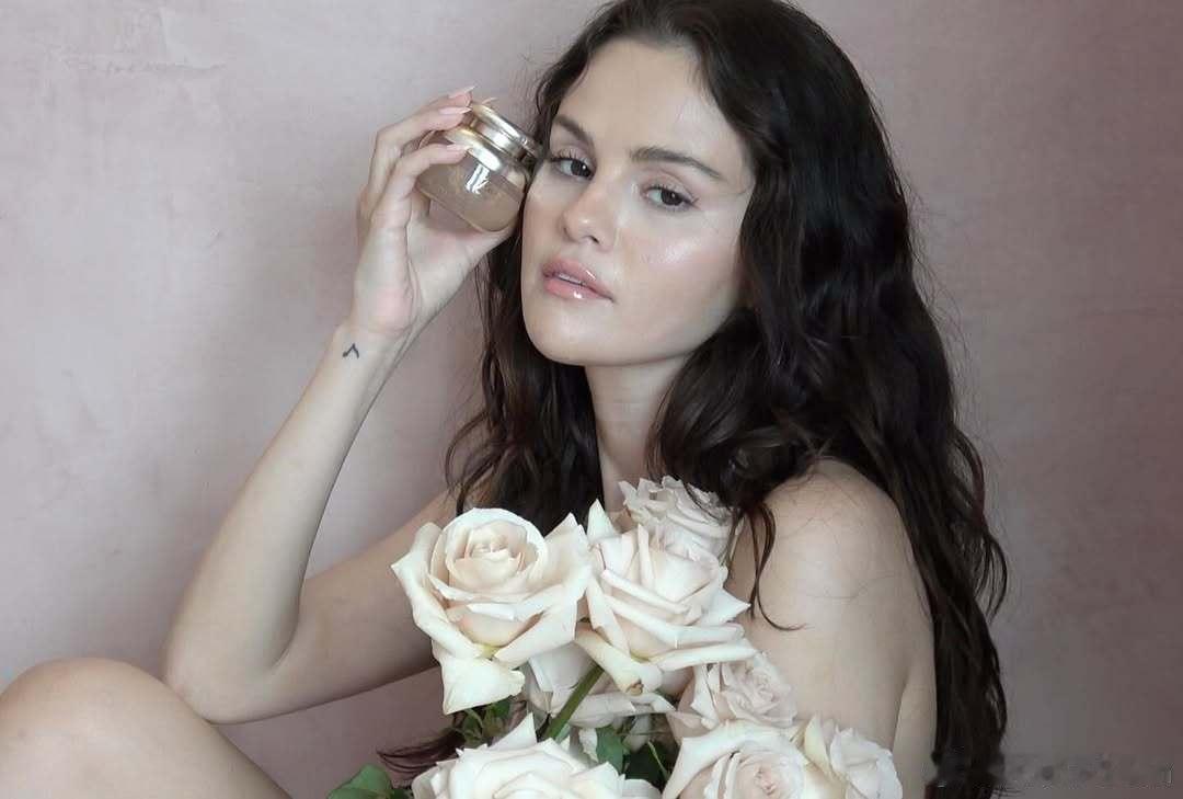 SelenaGomez赛琳娜戈麦斯为自创美妆品牌rarebeauty将推出的