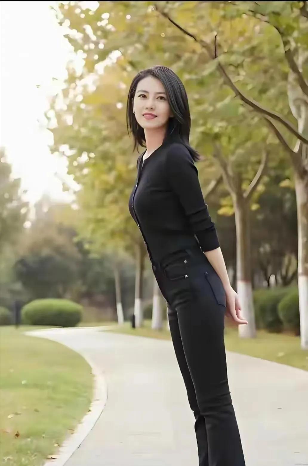高圆圆的素颜依然很美！黑色的套装，大气温婉，妥妥的女神一枚！一双迷人的大眼睛，