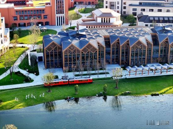 任正非最新公开讲话，有反直觉的预言，也有再教育工程和富余学员再学习补贴，还有站