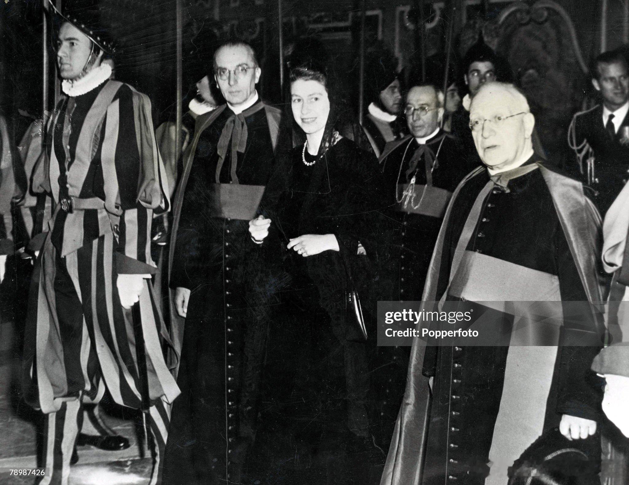 老照片1951年，英国爱丁堡公爵菲利普作为海军军官驻扎马耳他期间，他与伊丽莎白