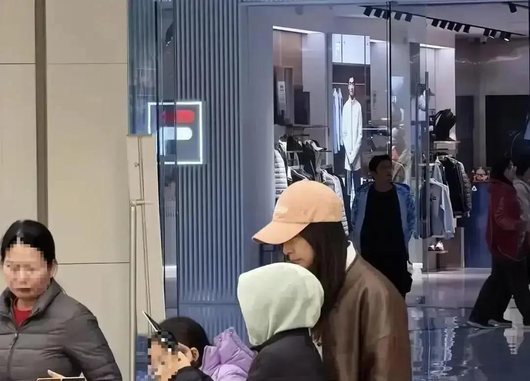 陪公公逛公园，郭晶晶零保镖港媒拍到霍震霆和郭晶晶在浅水湾慢走，身边没人开路