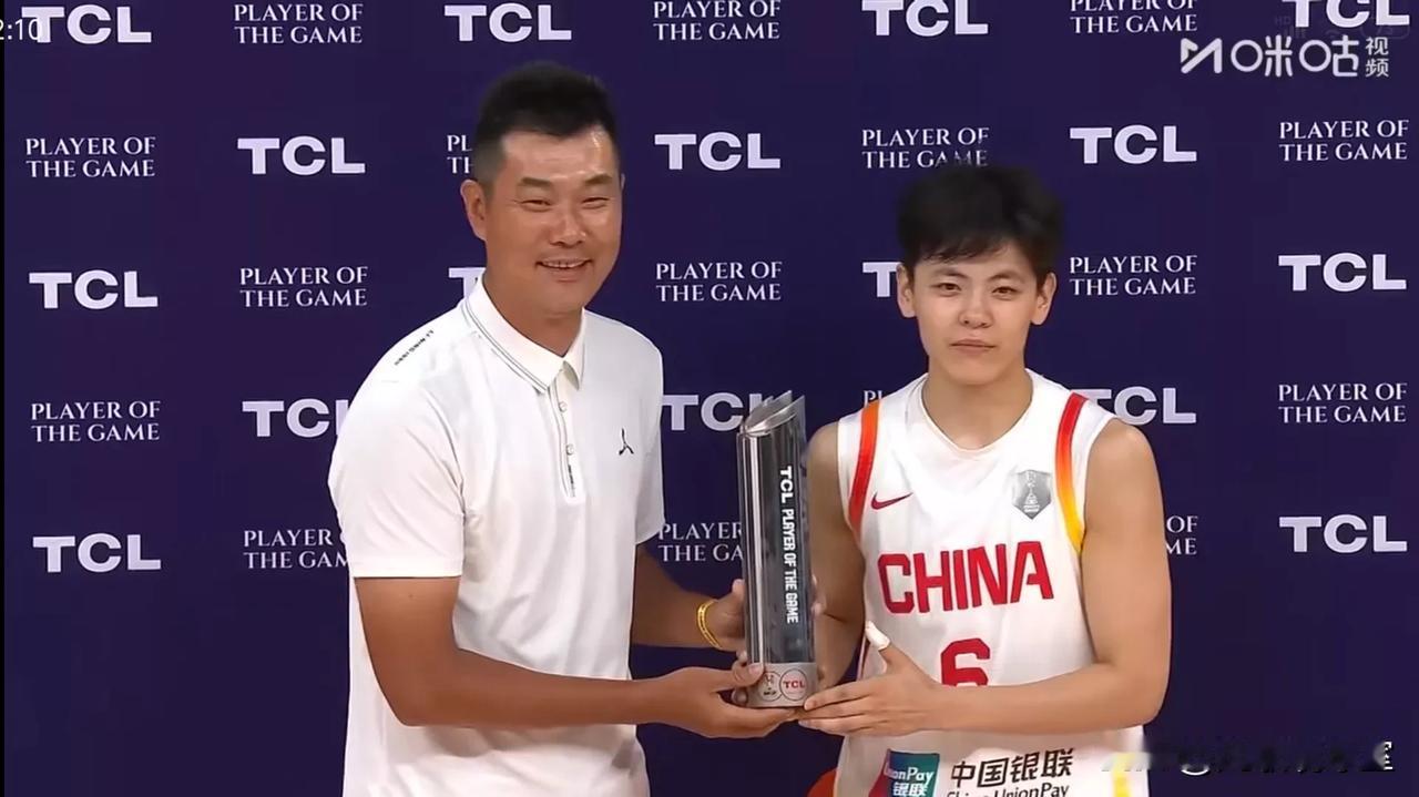 王仕鹏给杨舒予颁发中国女篮与新西兰女篮比赛的全场最佳奖，这应该算是广东篮球的一种