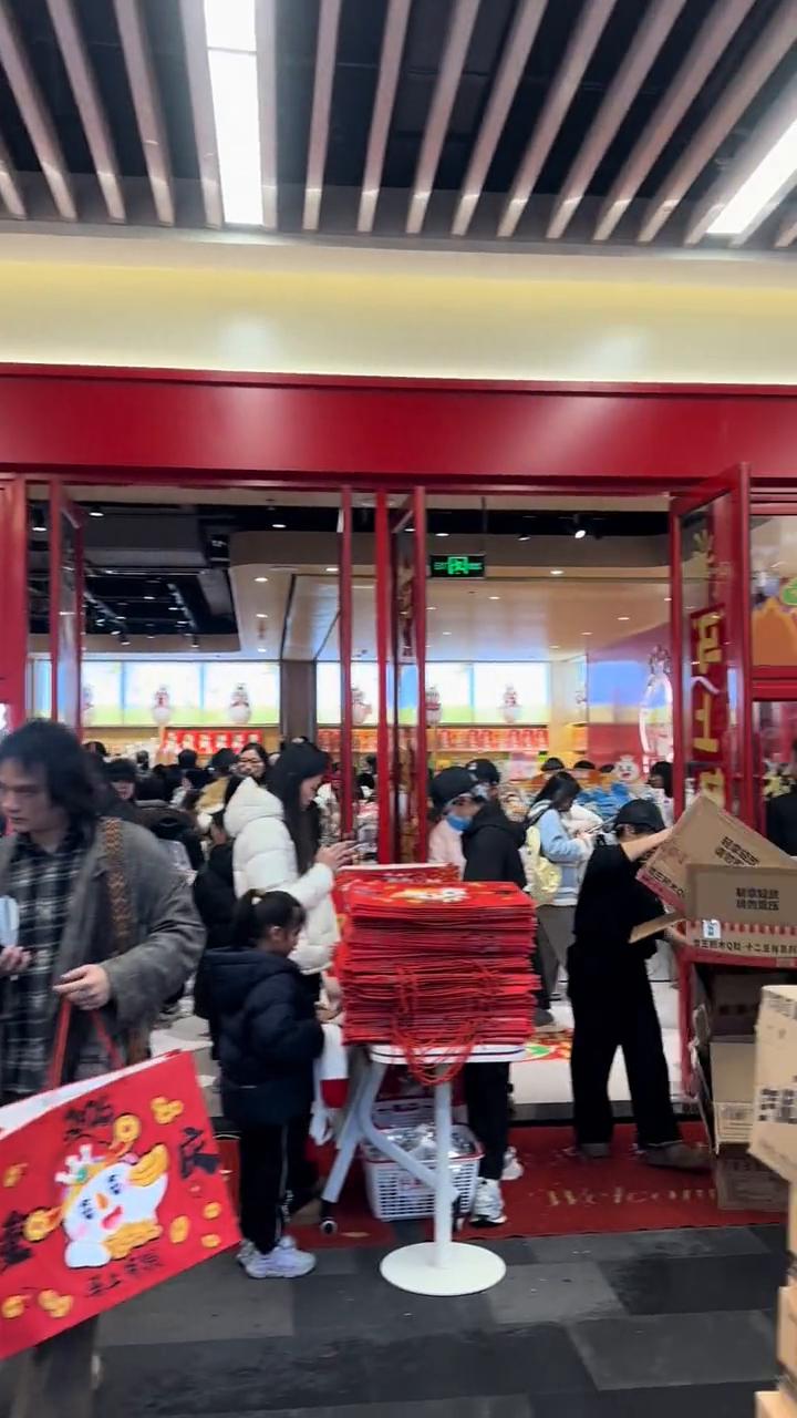 重庆有史以来最火爆的店铺就是蜜雪冰城，给大家看一看。现在是一月二号下午，给大家看