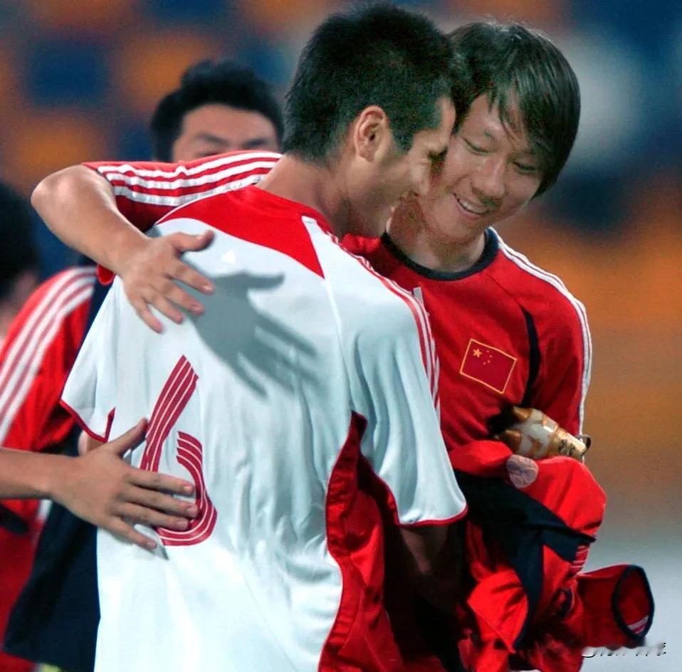 邵佳一当选国足主帅，说明足协选帅的模板是李铁，因为邵佳一与李铁在5个方面几乎一模