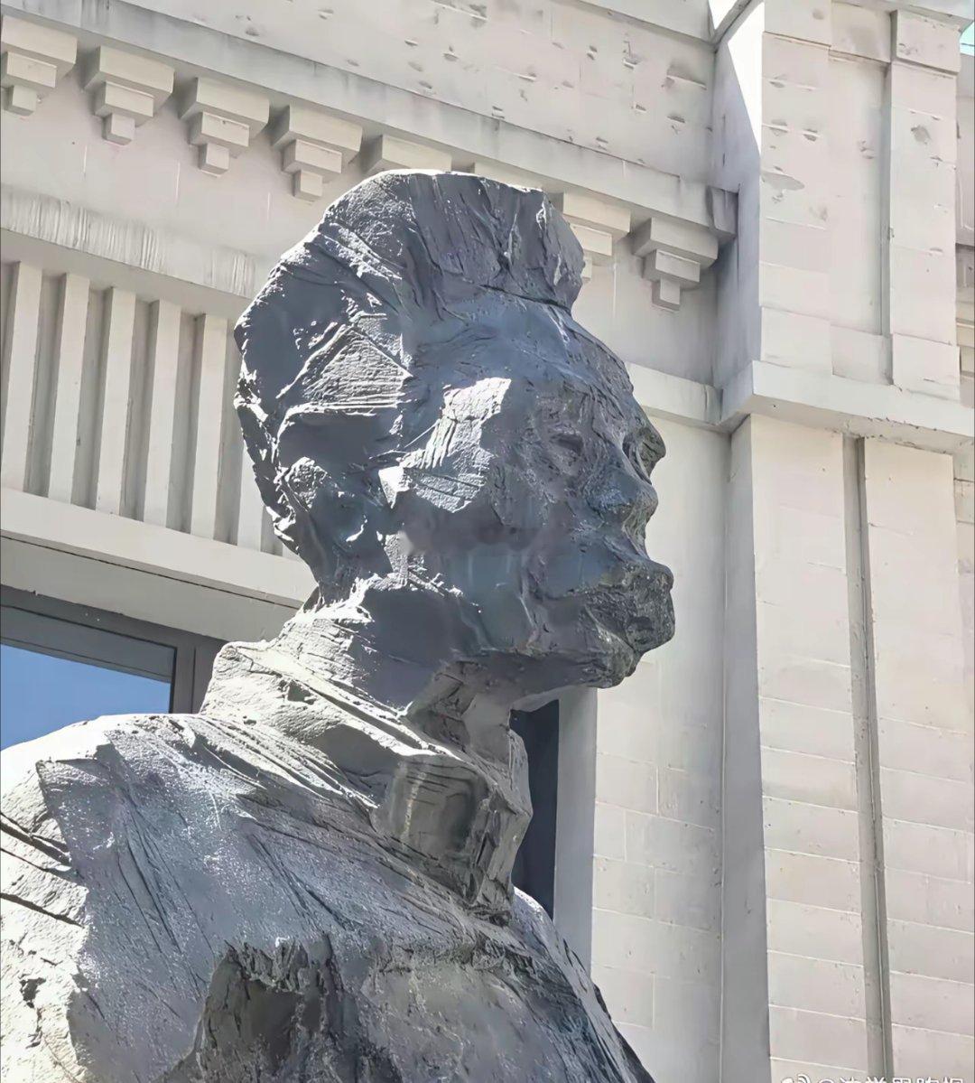 鲁迅雕像又被丑化了，太过恶劣了！如何过审的呢？​​​
