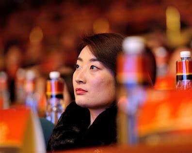 宗馥莉这件事，算是给所有富二代提了个醒，与其天天琢磨父亲有没有情人、外面有没有私