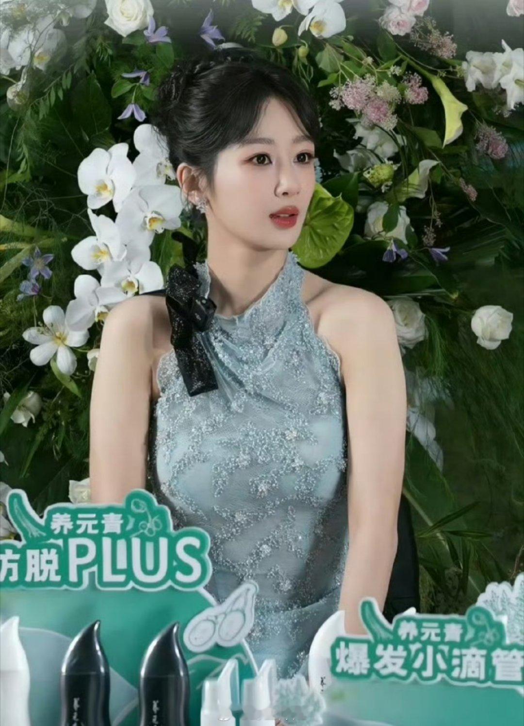 杨紫今晚的直播图来了，今日份是古风路线，整个头发都盘起来了，整个人气质清爽多了，