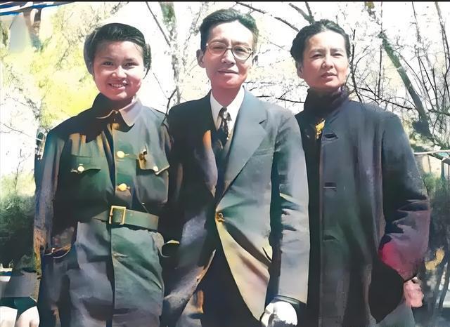 1916年，林徽因和三位表姐的合影，那年她12岁，气质非凡！她与梁思成踏遍山