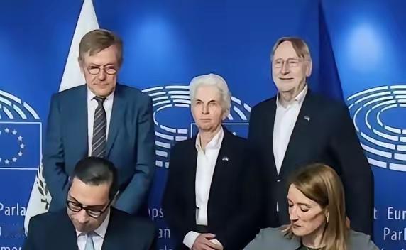 欧盟签署文件批准900亿欧元援乌资金，普京电告特朗普：这是破坏俄乌和平谈判！​