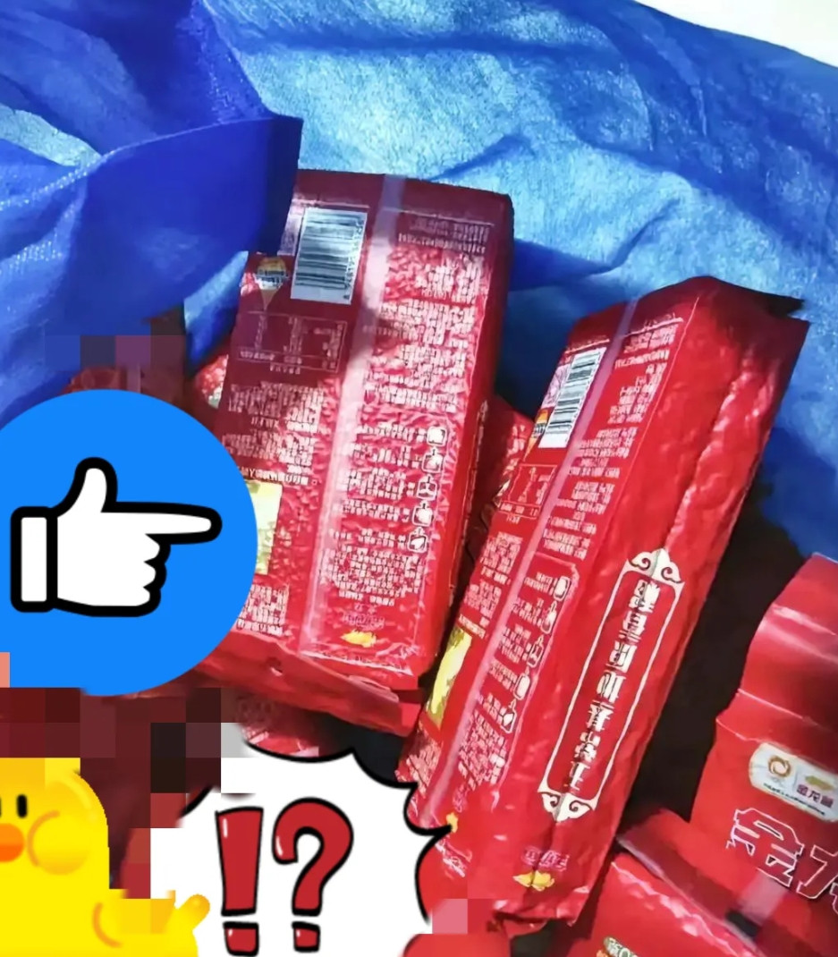 真纠结!今天我下楼倒垃圾，路过邻居家门口，看到好几袋子大米摆在那