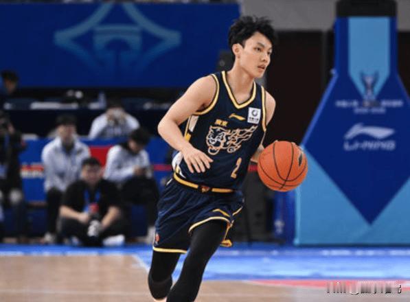 徐杰有帮手可以歇息了，7+5+3状态一般徐杰面对广州男篮表现一般，大山西