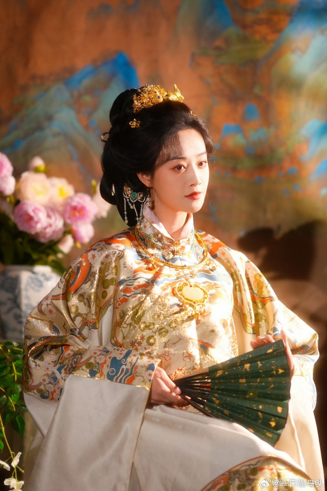 蓝盈莹团扇半遮面的东方美蓝盈莹明制汉服造型蓝盈莹这组元宵写真杀疯了！团扇半遮面氛