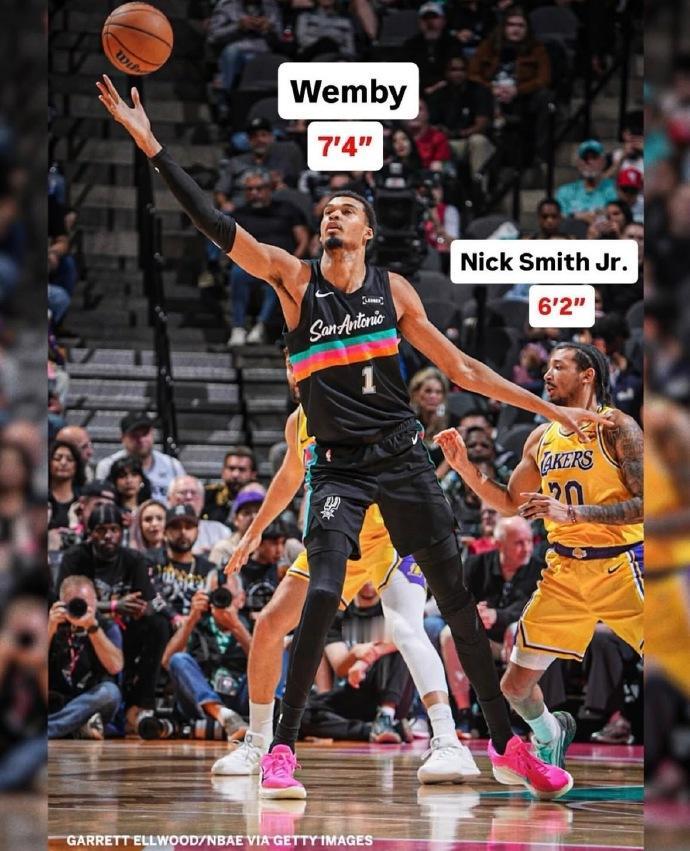 文班亚马身高：2米26尼克史密斯身高：1米88雷迪克的换防策略，一次又一次