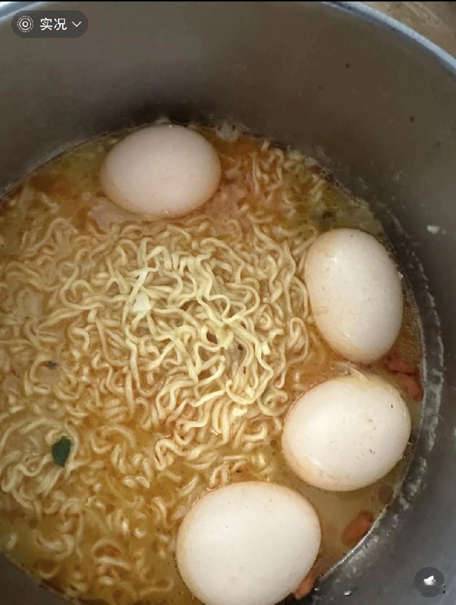 娶00后的后果，洗个澡泡面直接给我卧4颗蛋！刚跟老婆说“煮包泡面卧俩蛋”，