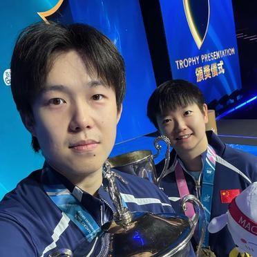 波仔被队友细心佩戴金牌，随后被郑重置于合影中心。这画面太戳人了。去年生日，他