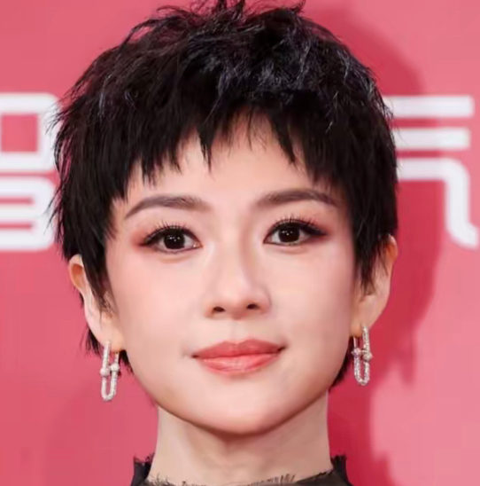 你们发现了没别再说现在的章子怡走路气势变了，不像她了。还说她的眼神都没有以前