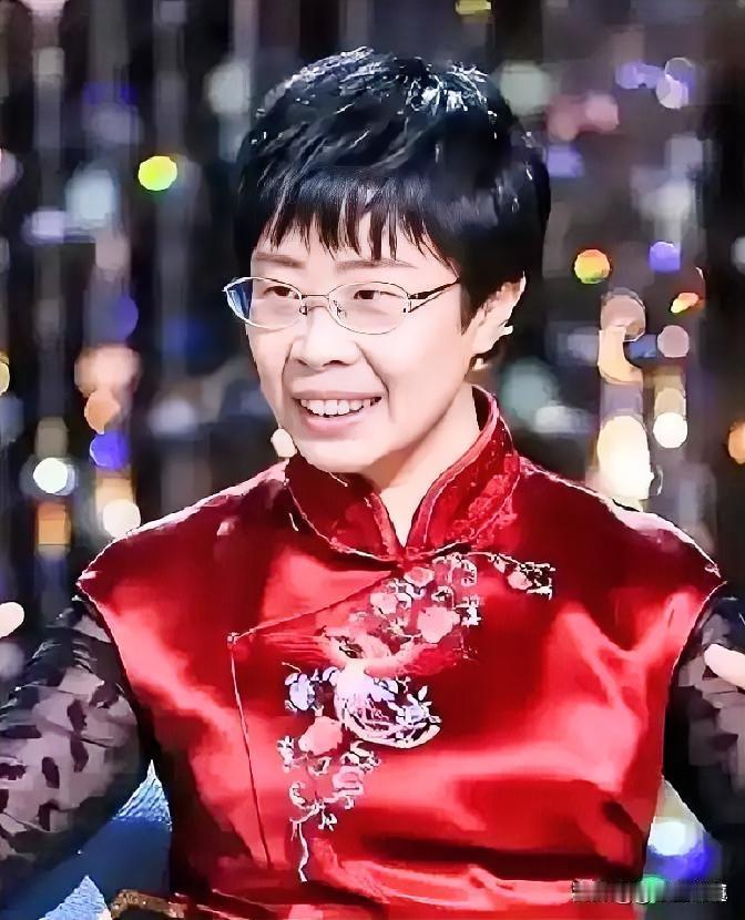 太冤了！诗词大会温柔出圈的蒙曼，只因评价清朝，被全网群嘲翻车？熟悉《中国诗