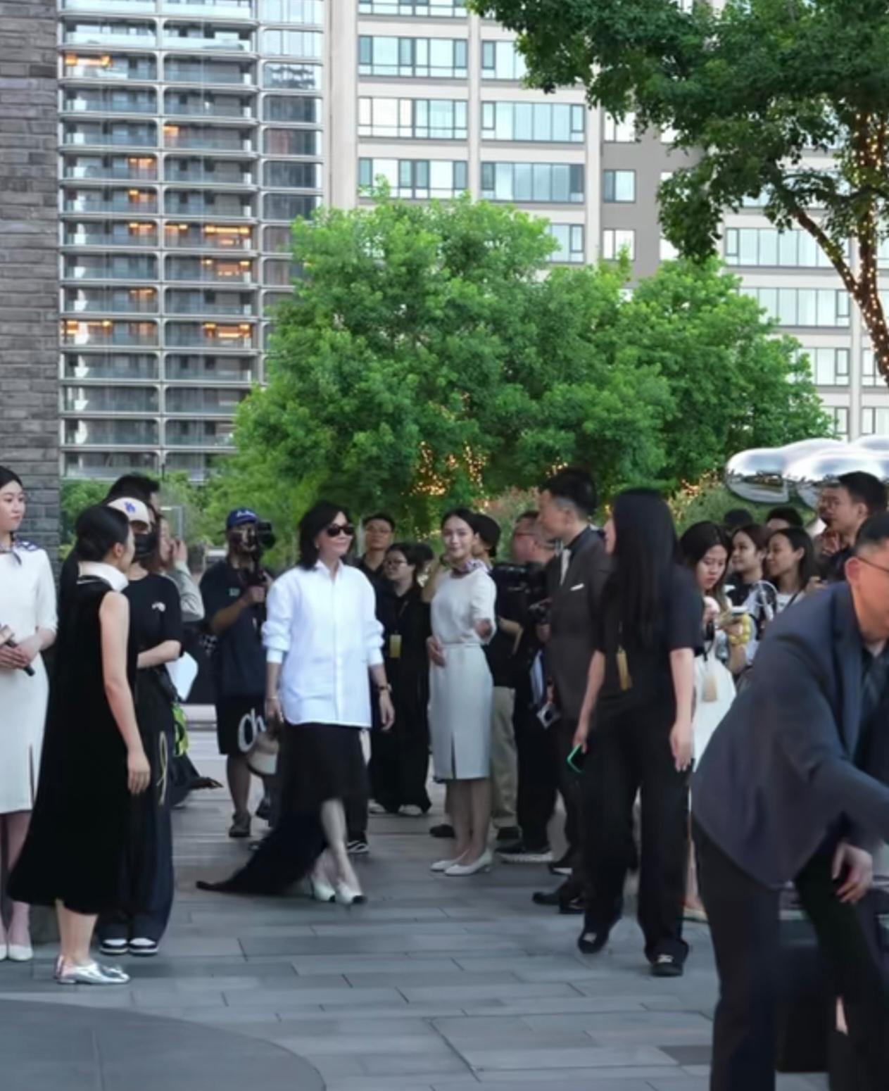 2026年8月31日，上海举办尊界新车首批车主交付仪式，刘嘉玲、陈赫等名人作为首