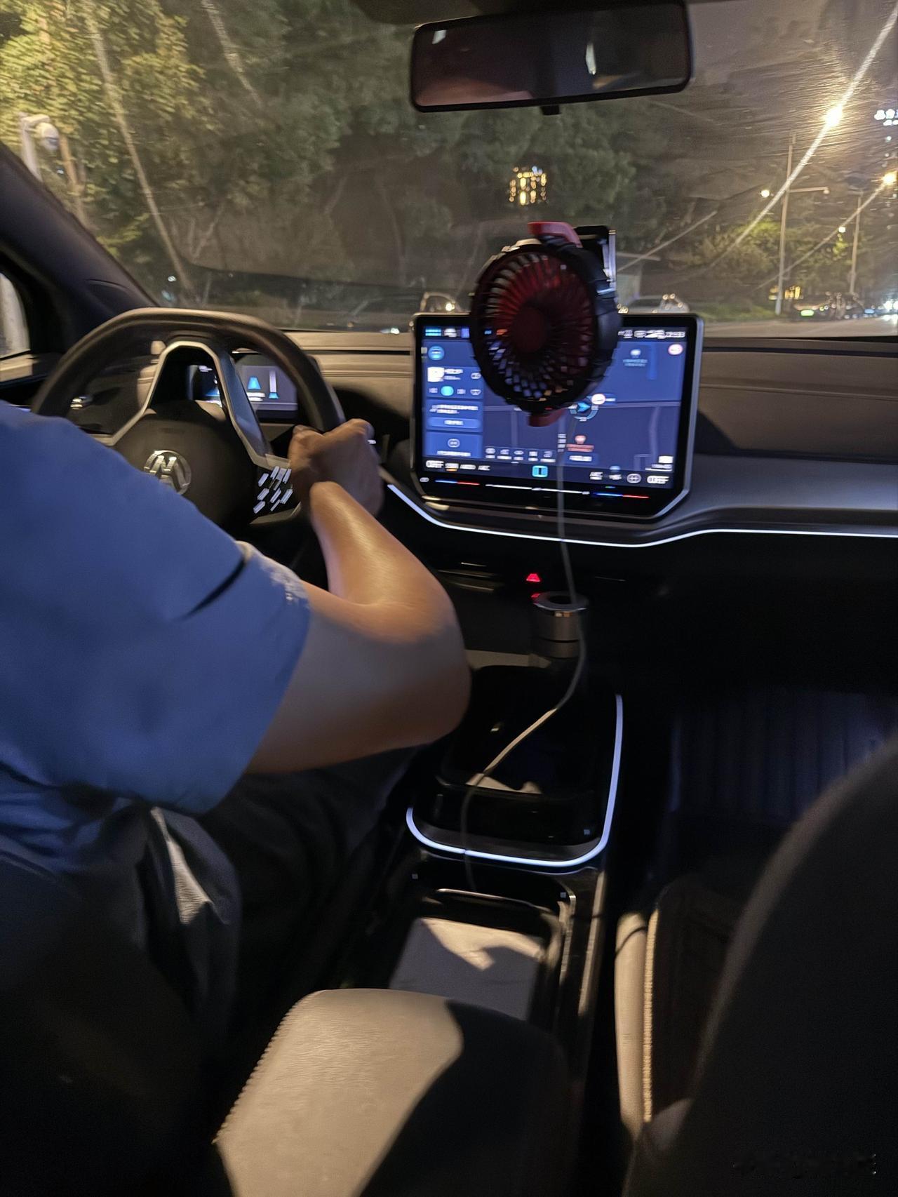 网约车好赚钱吗？还是老老实实“打螺丝”，上车我问师傅“跑网约车赚钱吗”师傅说