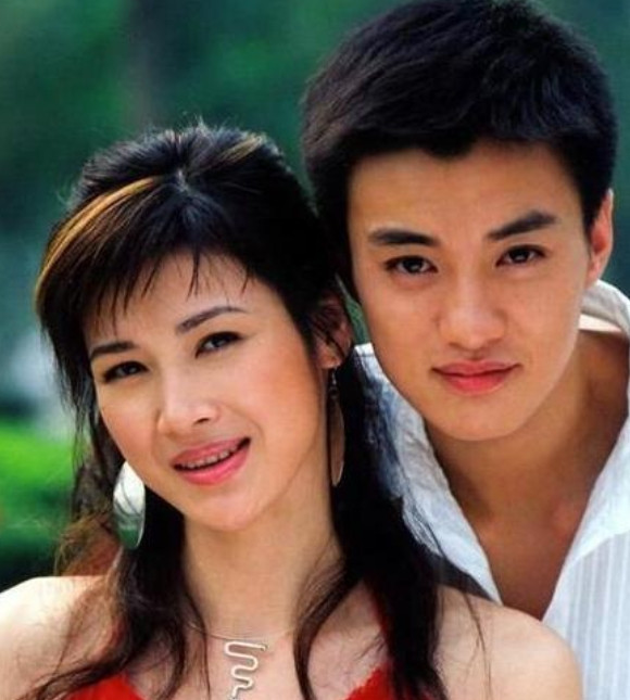 2011年，31岁的童蕾抛弃相恋5年的周一围，闪婚嫁给了亿万富豪周旭辉，当起了豪