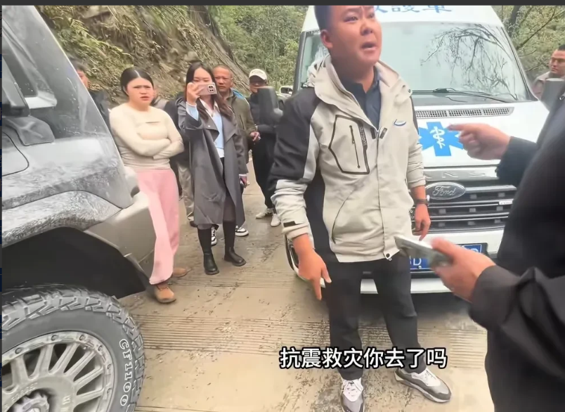 太嚣张了！一车3人开着救护车在西藏墨脱旅游！救护车拉响警报，其他游客以为他们