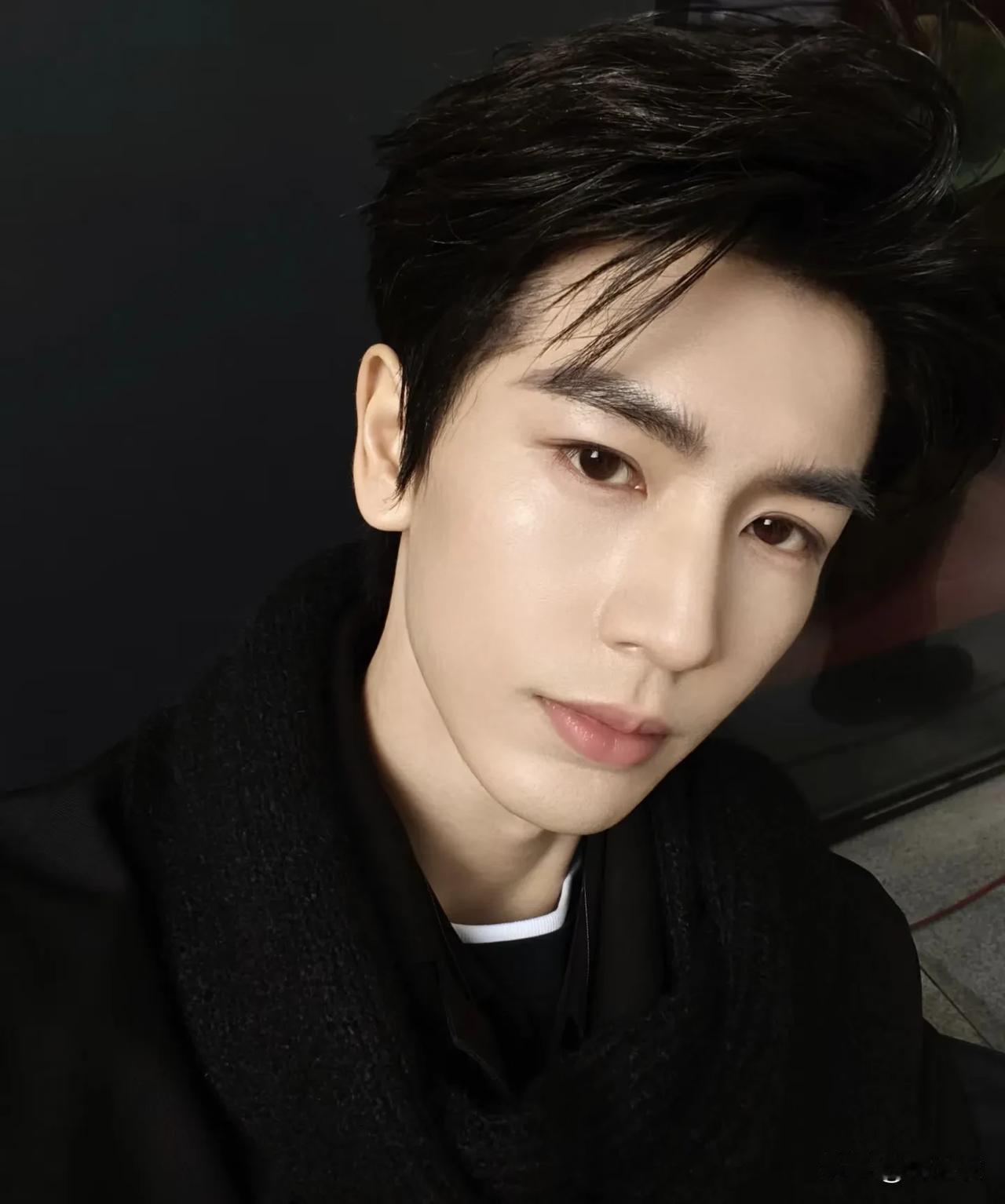 张凌赫为什么这么受欢迎，因为他没有绯闻，举止文雅，不粗鲁，私底下兴趣爱好健康，且