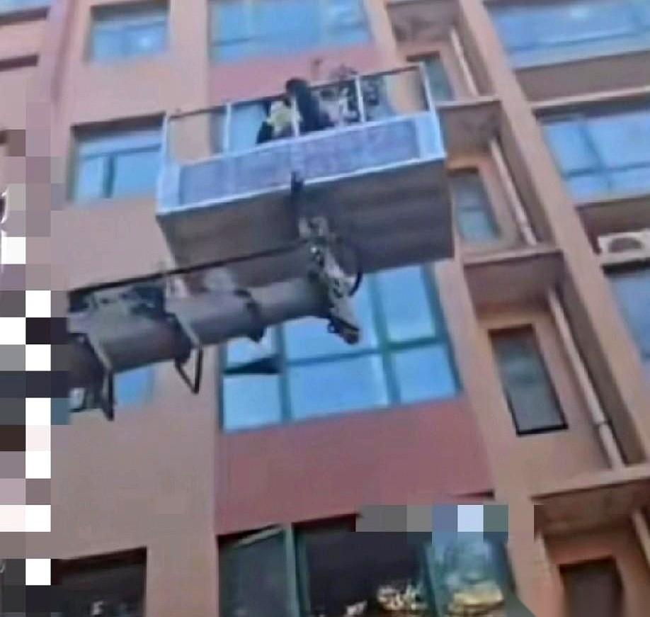 我刷到个视频，直接给我干沉默了。一个刚剖腹产的媳妇，家住六楼没电梯。老公怕她爬