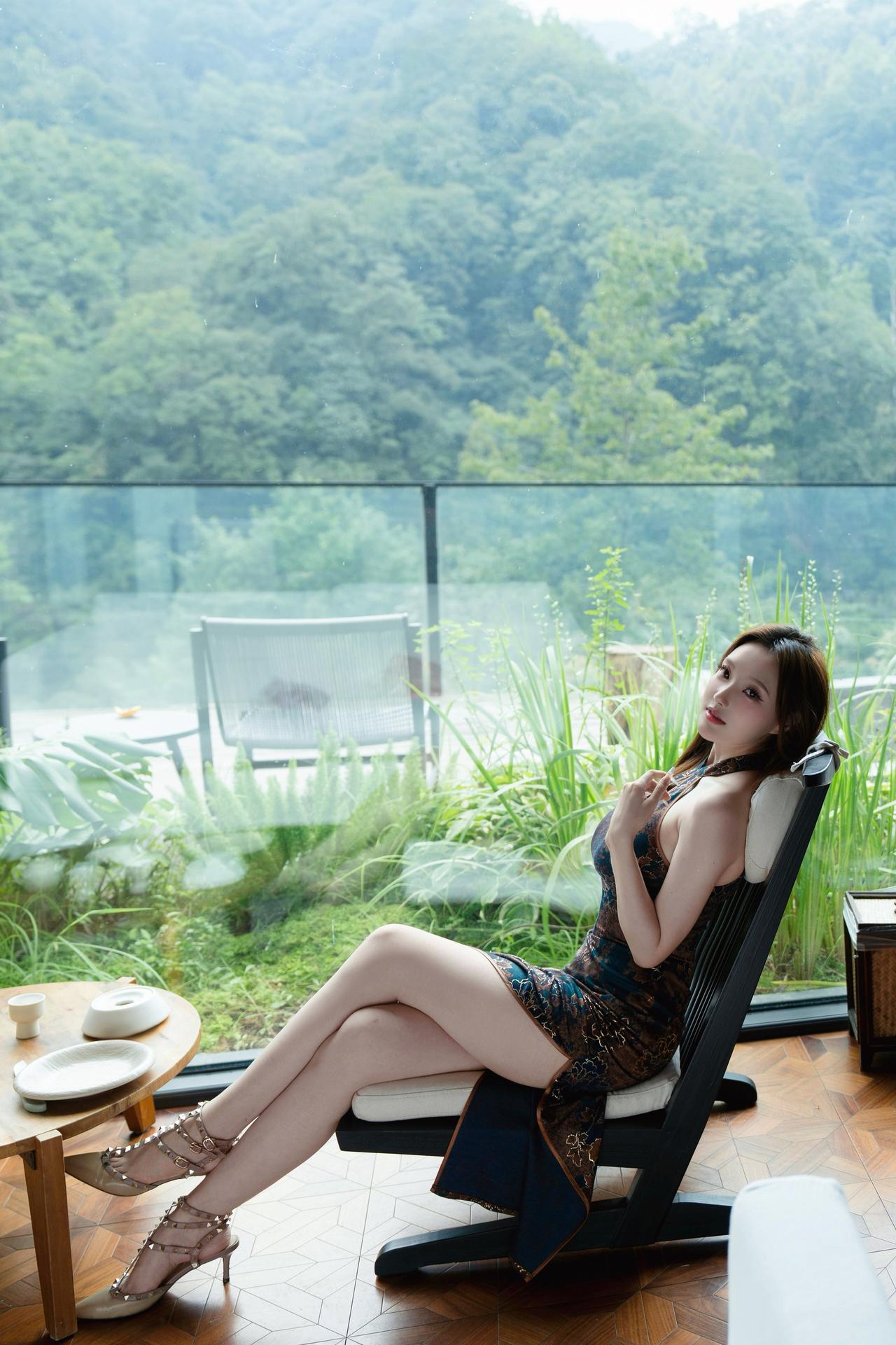 上联：裙染墨蓝，恰与窗间青嶂合下联：人凝秀韵，恍同阶畔草风融对联对对联飞花