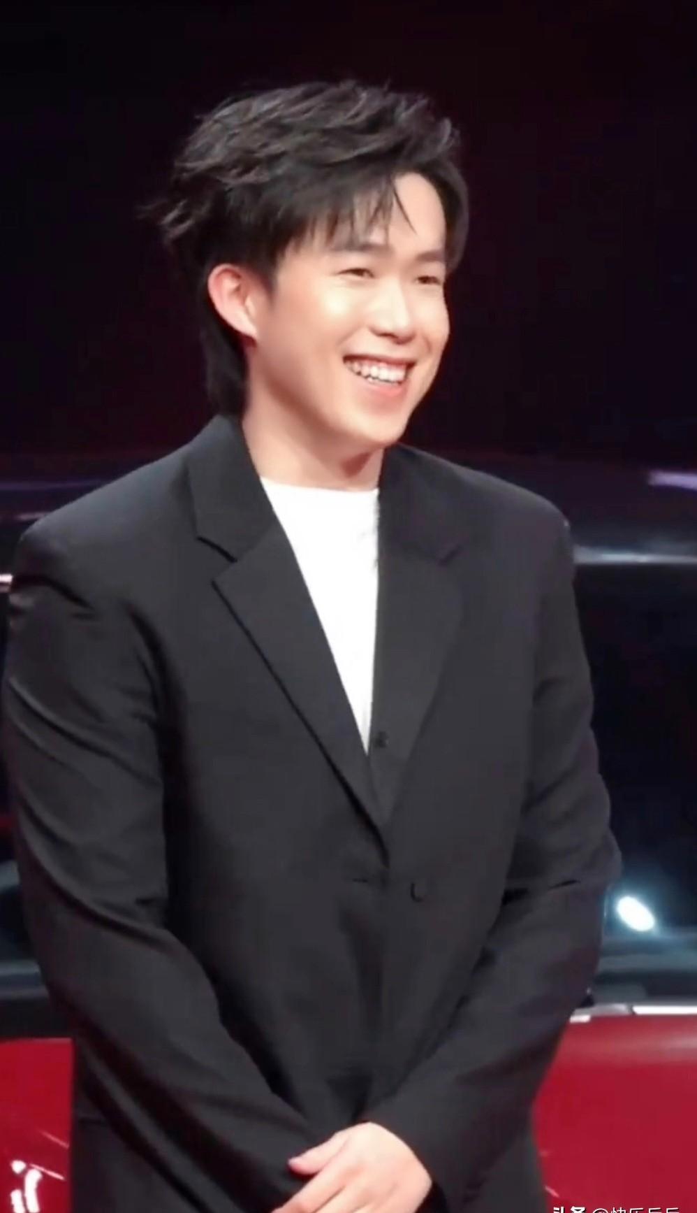 王楚钦刚拿完冠军，转身就蹲地上跟娃玩上了。小朋友喊他“楚钦哥哥”，他笑得比赢球