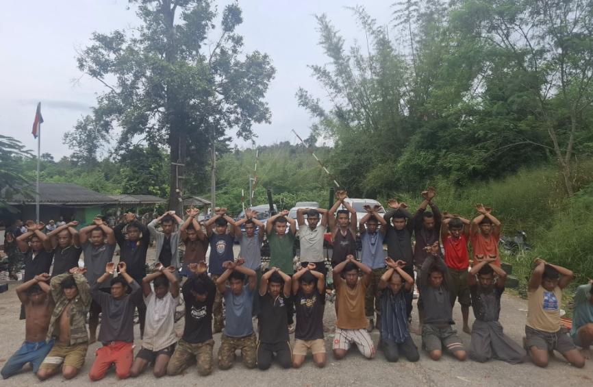 缅甸政府军有近50人逃到泰国！克伦解放军对泰缅边境的缅军224营，发起进攻，并