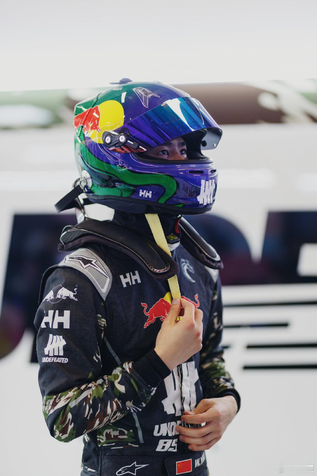 王一博静候正赛王一博第一节试车结束王一博今日第一节试车结束，又来分享帅气赛场花