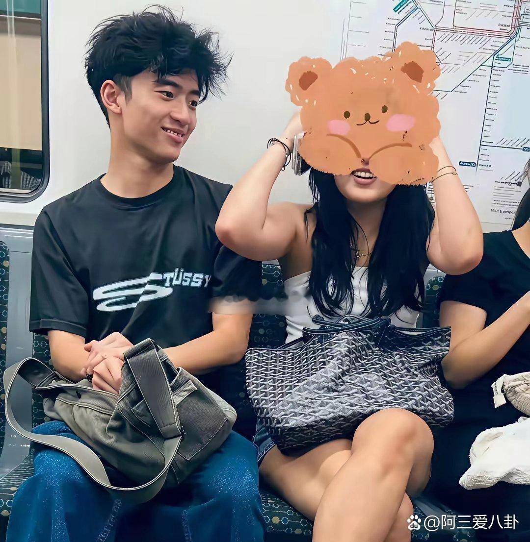 谢霆锋18岁大儿子和女友在澳洲坐地铁被偶遇，真是完美继承了父母的优良基因​