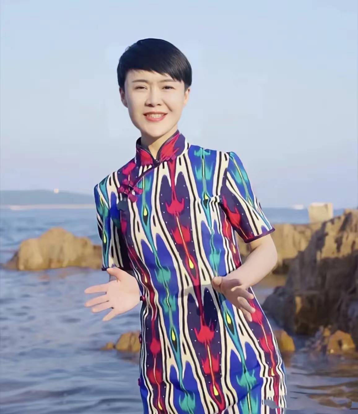 仔细翻看了贺娇龙的视频，她有三个让我大为惊讶的地方，1、她每次出现在大众